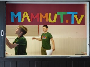 Foto: Zwei Jungen bei Mammut-TV Proben