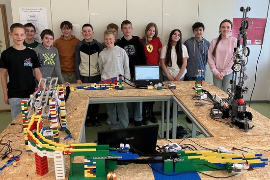 Foto: Der Roboterkurs vom Städtischen Gymnasium zeigt in der Stadtbücherei seine preisgekrönten Roboter.