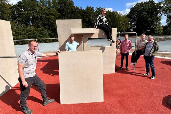 Foto: Gruppenbild vor Parkourhindernissen