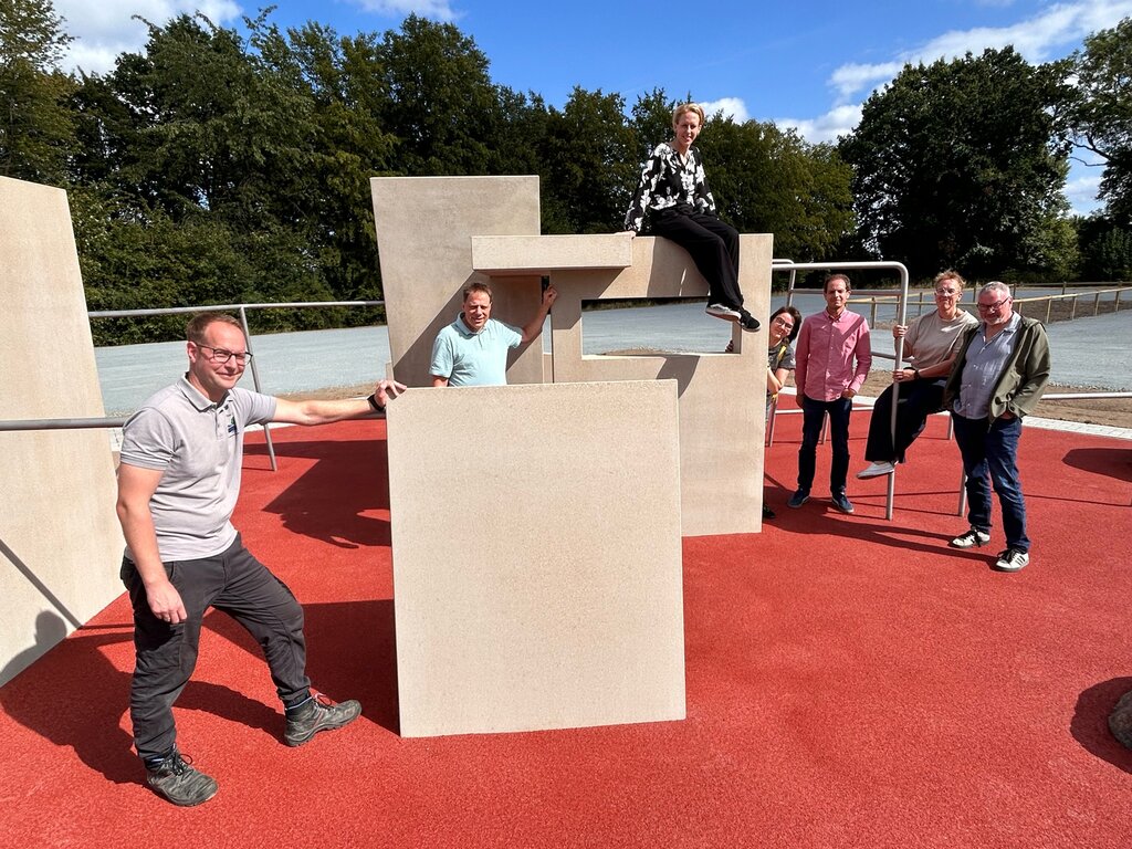 Foto: Gruppenbild vor Parkourhindernissen