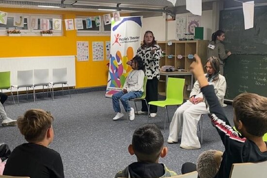 Foto: Kinder in einem Klassenraum