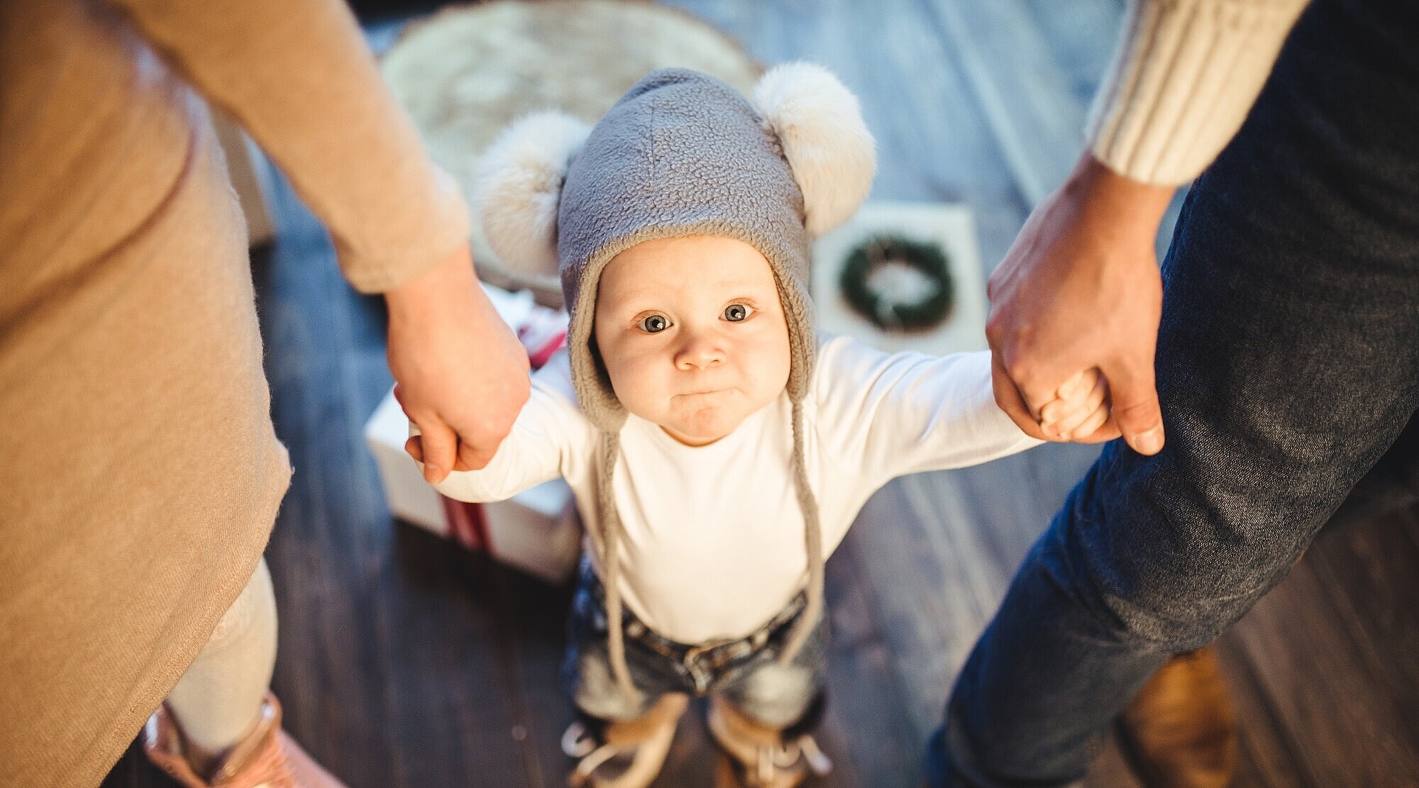 Foto: kleines Kind an der Hand