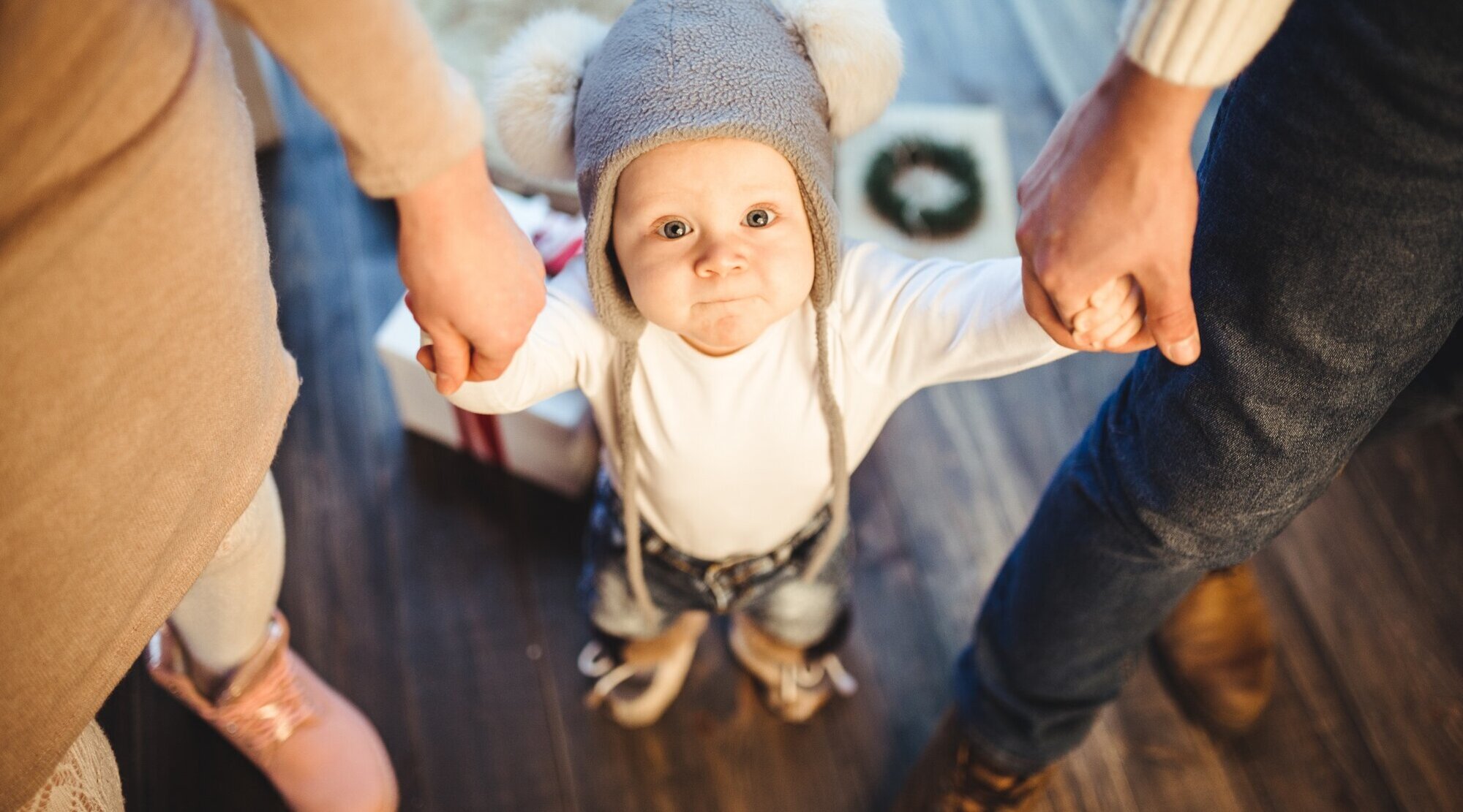 Foto: kleines Kind an der Hand