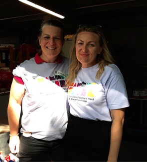 Foto: 2 Frauen mit einem Mammutspiele T-Shirt