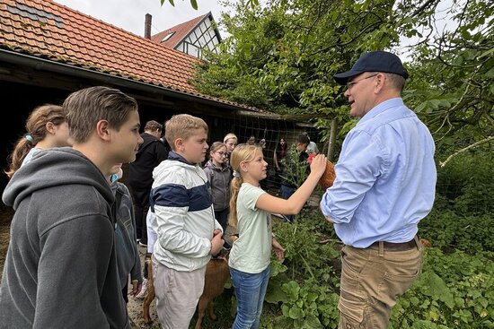 Foto: Kinder vor einem Hühnerstall