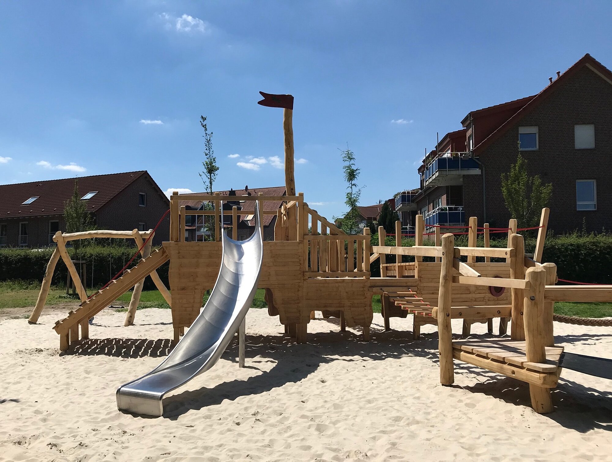 Foto: Spielplatz mit Klettergerüst als Piratenschiff