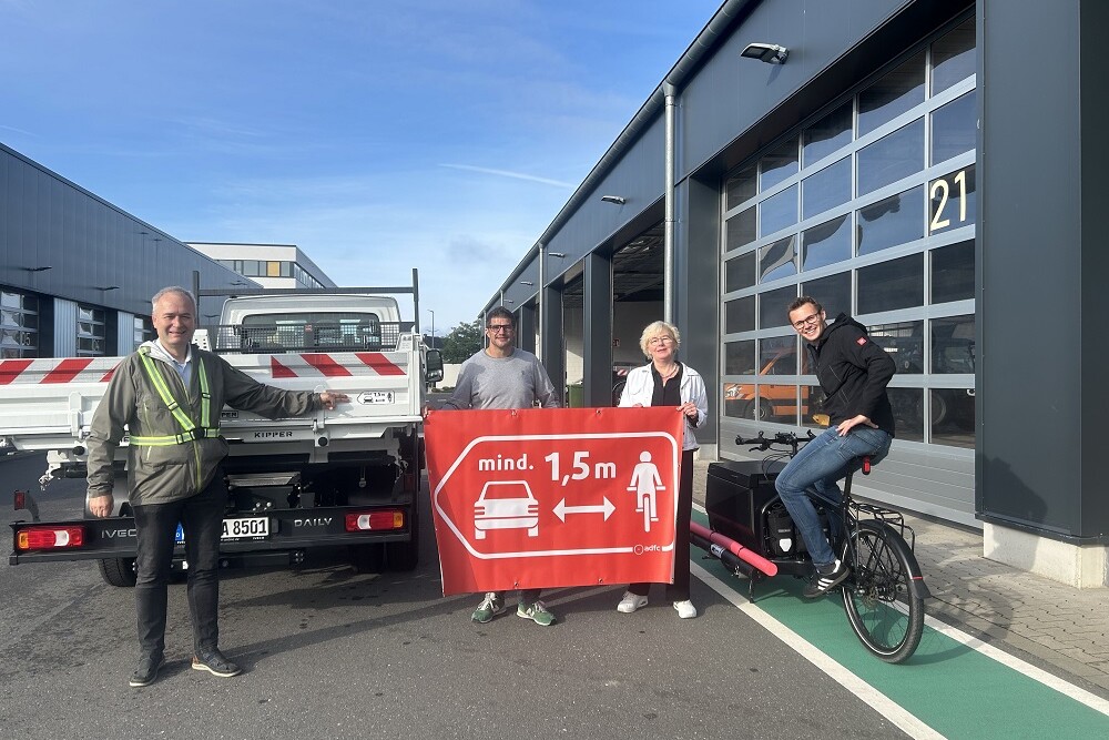 Mindestens 1,5 Meter Abstand beim Überholen