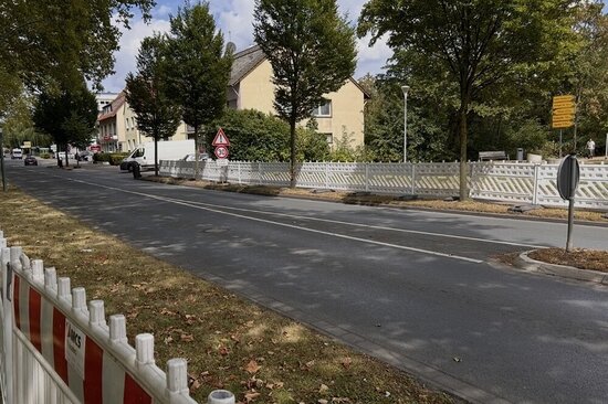 Foto: Dolberger Straße mit Absperrbaken 