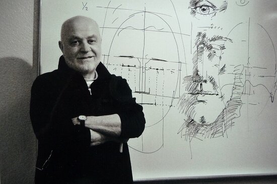 Foto: Dusan Jovanovic vor einem Bild