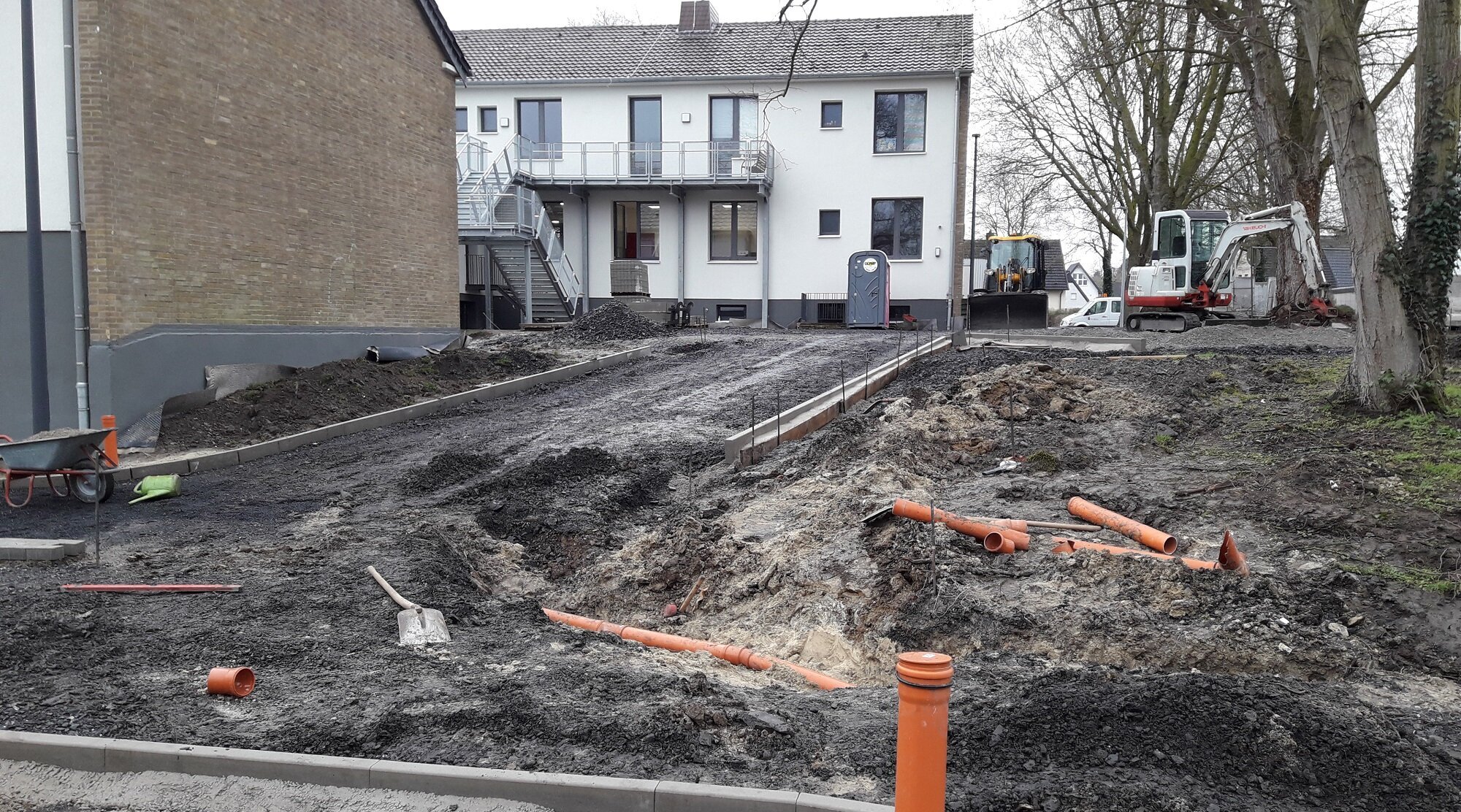 Foto: Verlegung von Kanalrohren