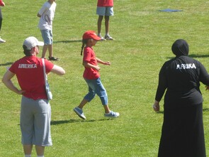 Foto: Kinder auf einer Wiese
