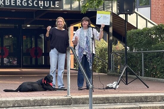 Foto: Zwei Frauen und ein Hund vor dem Eingang der Overbergschule