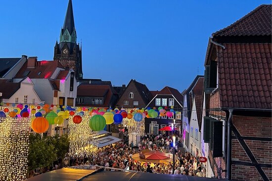 Foto: Blick auf den geschmückten Marktplatz am Abend