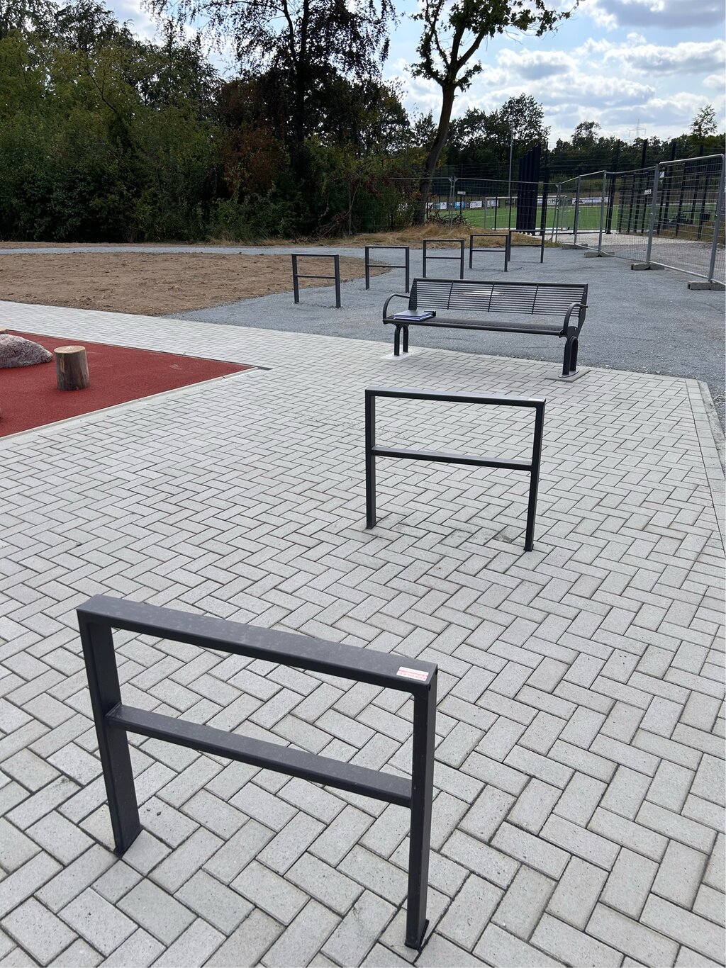 Foto: Fahrradbügel und Sitzbänke