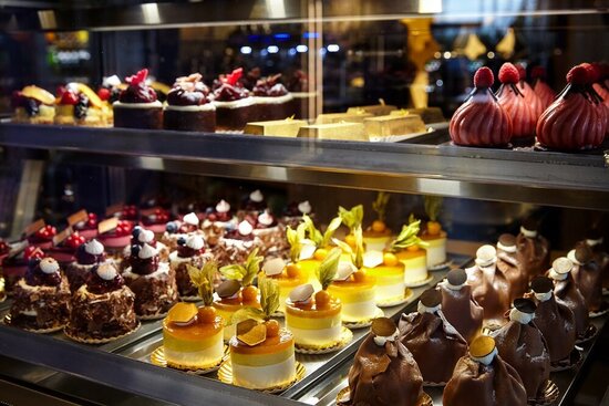 Foto: Gruppe vor einem Tablett mit Pralinen