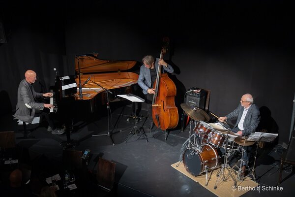 Foto: Trio mit Instrumenten von oben fotografiert
