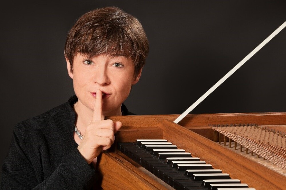 Foto: Porträt Sigrun Stephan an einem Clavichord