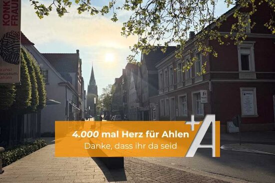 Blick in eine Innenstadt bei Sonnenaufgang mit Text Balken in orange