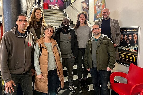 Foto: (v.l.) Marcos da Costa Melo (Forum für Umwelt und gerechte Entwicklung e.V. – FUgE), Anna Shalimava (Fairtrade-Steuerungsgruppe Ahlen, Klimaschutzmanagerin), Karla Grawinkel (Weltladen Ahlen), Aliwu Cisse Idriss (Podiumsgast), Vanessa Krüger (Regionalpromotorin Kreis Warendorf, Vamos e.V.), David Kartal (Multikulturelles Forum e.V.), Frank Schlösser (VHS Ahlen)