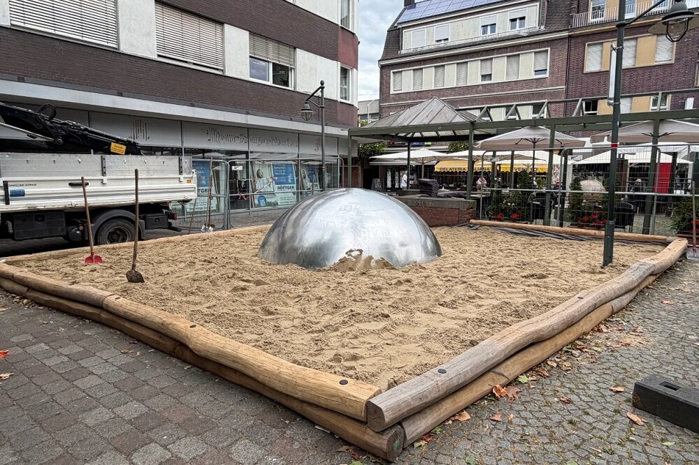Sandspielbereich am Kugelbrunnen lädt zum Spielen ein