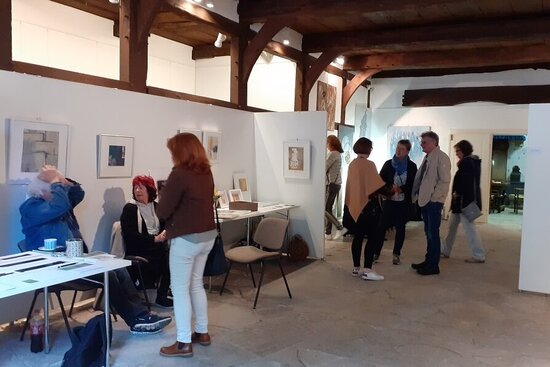 Foto: Mehrere Personen vor Ständen