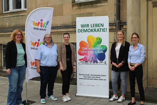 Foto: VHS-Leiterin Nadine Köttendorf, Nicole Neises-Weiler (AWO), Oxana Peters, Lara Holz und Erste Beigeordnete Stephanie Kosbab. 
