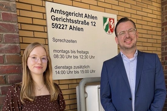 Foto: Katharina Lakenbrink und Ole Wulff vor dem Eingang des Amtsgerichts